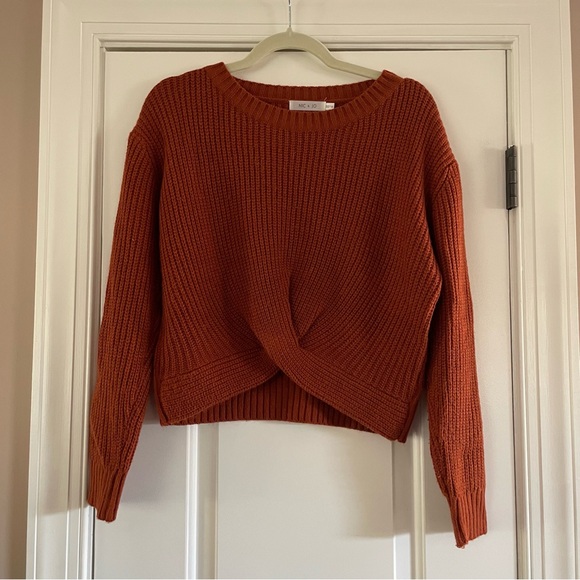 Twist Cropped Sweater - Picture 3 of 3